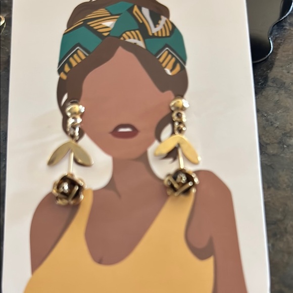 Chic Gold Tone Flower Earrings - Picture 1 of 3